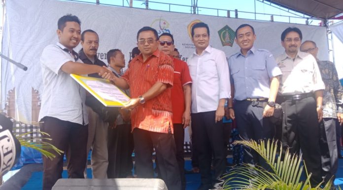 Rai Wirajaya Serahkan 25 Traktor bagi Petani dan Dana Bantuan Nelayan Rp 5,3 Miliar di Negara