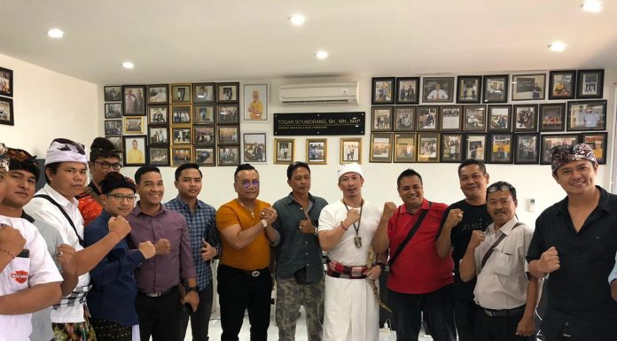 “Panglima Hukum” Togar Situmorang dan “Panglima Perang” Ismaya Damaikan Supir Taksi Online dan Konvensional