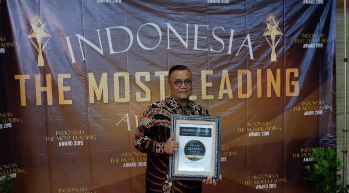 “Thanks GOD its Friday” Panglima Hukum Togar Situmorang Raih Indonesia Most Leading Award 2019: Tegakkan Keadilan Sekalipun Langit Runtuh