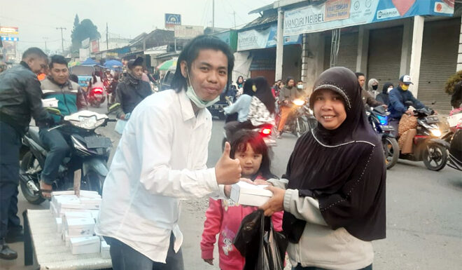 Pembagian Takjil Gratis Diberikan Kantor Law Firm Togar Situmorang Bandung Sebagai Agenda Bulan Ramadhan