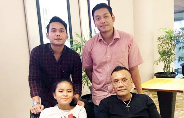 Togar Situmorang Dapat Pelukan Mesra dari Ketiga Anaknya di Peringatan Hari Kesehatan dan Hari Ayah