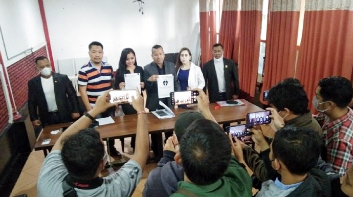 Clara Gopa Didampingi Kuasa Hukumnya Laporkan Akun IG Wulan ke Polres Malang