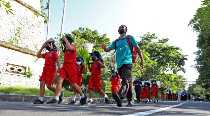 Siswa SD No.2 Tanjung Benoa Ikuti Latihan Simulasi Evakuasi Mandiri Gempabumi dan Tsunami