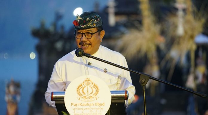 Hadiri Pagelaran “Nuwur Kukuwung Ranu”, Wagub Cok Ace Ungkap Makna Tumpek Wariga Dihadapan Dua Menteri