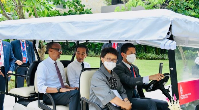 Diplomasi Jokowi dan Presiden Rwanda di Mobil Golf